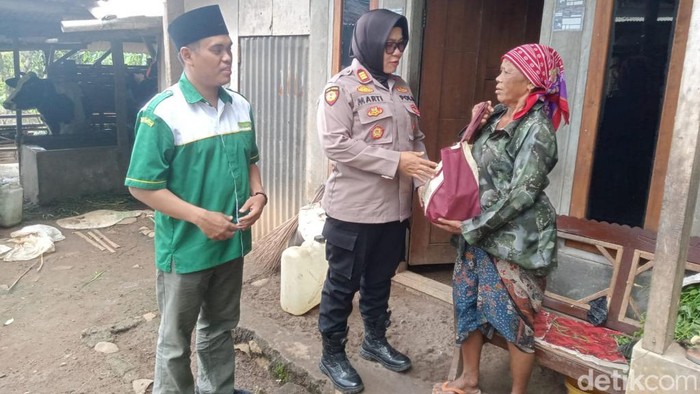 Senyum Lansia dan Dhuafa di Pasuruan Terima Bantuan dari Polisi-Ansor