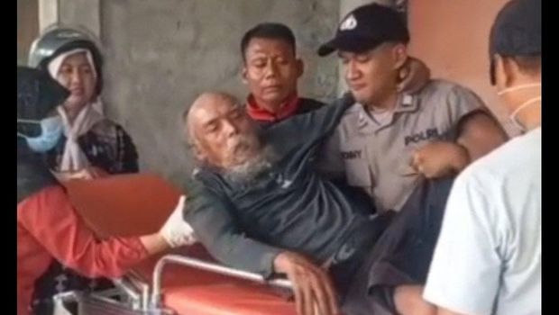 Polsek Sambungmacan evakuasi Petugas saat mengevakuasi pria tak dikenal yang lemas gegara tak makan di Desa Banaran, Kecamatan Sambungmacan, Sragen.