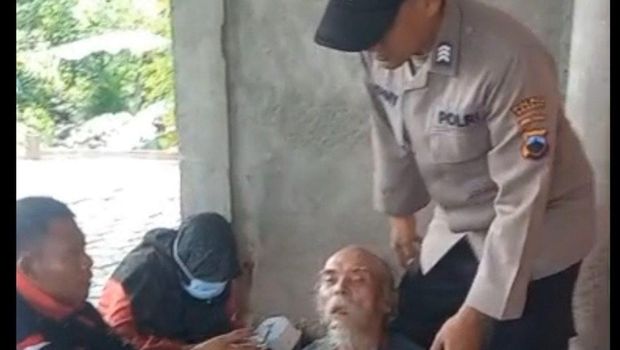 Polsek Sambungmacan evakuasi Petugas saat mengevakuasi pria tak dikenal yang lemas gegara tak makan di Desa Banaran, Kecamatan Sambungmacan, Sragen.