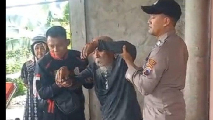 Petugas saat mengevakuasi pria tak dikenal yang lemas gegara tak makan di Desa Banaran, Kecamatan Sambungmacan, Sragen.