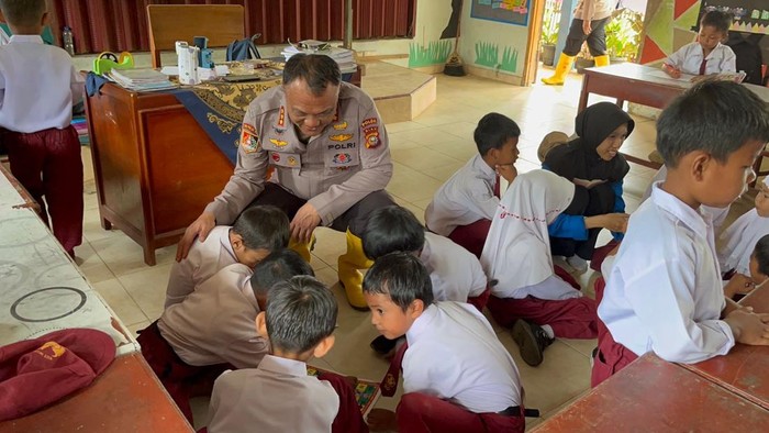 Polda Riau Dampingi Anak SD Agam di Hari Pertama Sekolah Usai Bencana