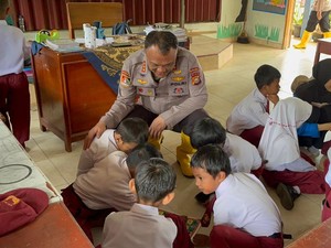 Polda Riau Dampingi Anak SD Agam di Hari Pertama Sekolah Usai Bencana