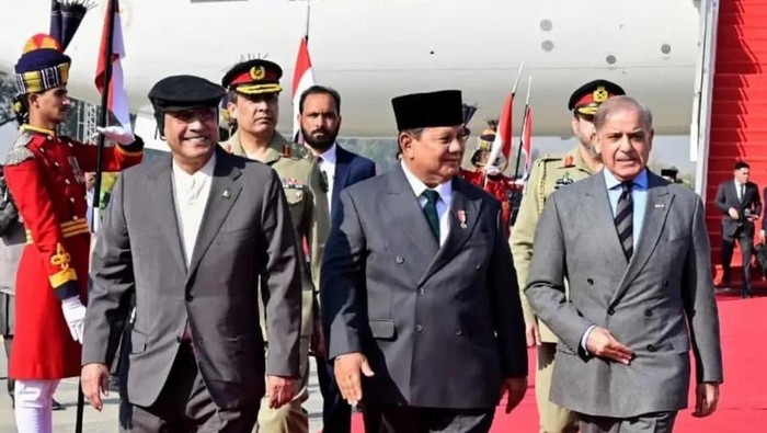 Tiba di Pakistan, Prabowo Disambut Presiden Ali Zardar dan PM Sharif