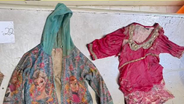 Properti korban galodo di Kecamatan Pelambayan, Kabupaten Agam. Korban anak perempuan memakai baju pink dan jaket gambar 'Frozen'.