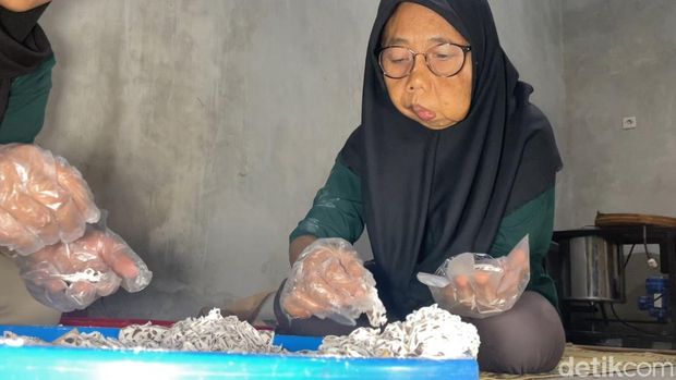 Proses produksi Mucuna Chips atau keripik tempe koro benguk di Kaliagung, Sentolo, Kulon Progo, Senin (8/12/2025).