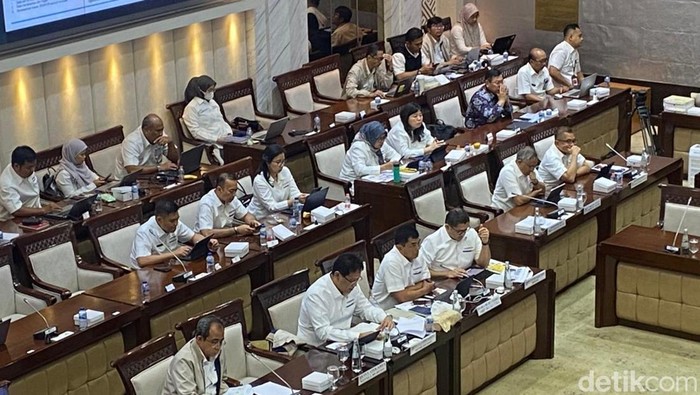 DPR Beri Restu Suntikan Modal Rp 14,4 T buat KAI-Pelni