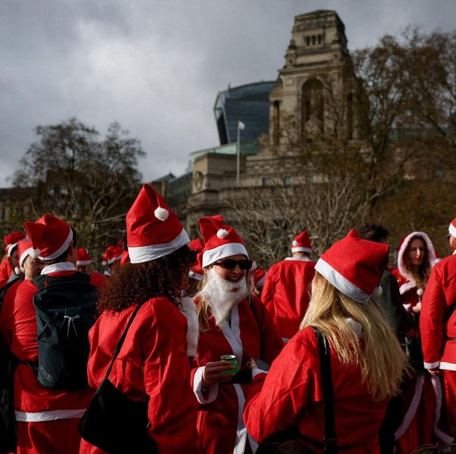 Ratusan Santa Meriahkan Jantung Kota London dalam Parade Santacon