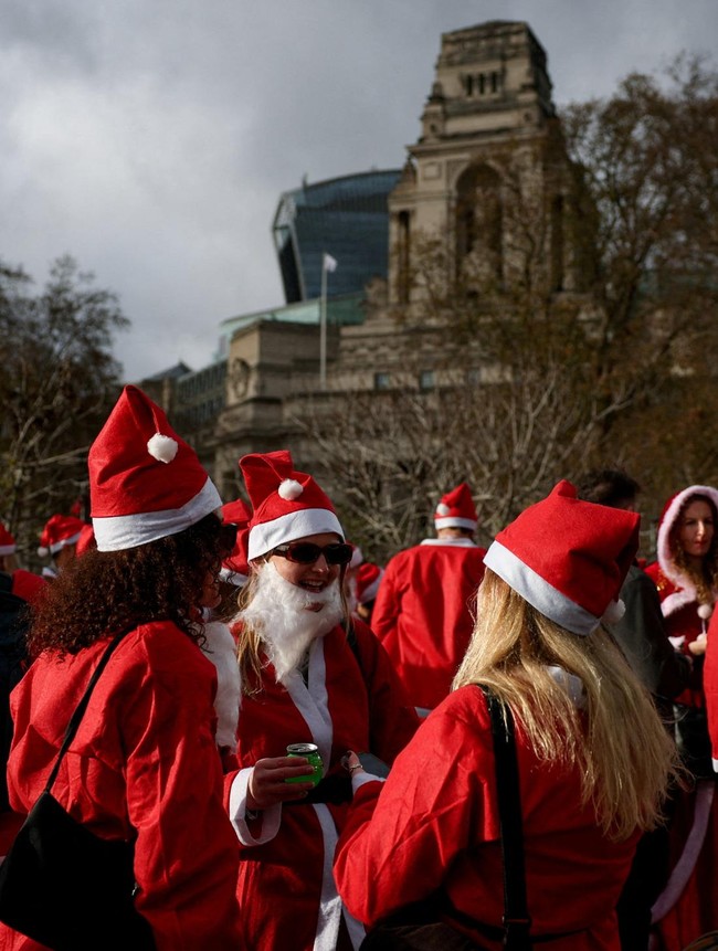 Ratusan Santa Meriahkan Jantung Kota London dalam Parade Santacon