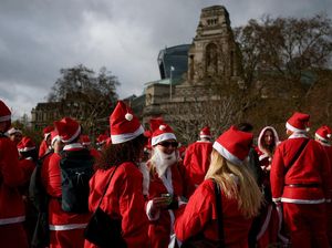 Ratusan Santa Meriahkan Jantung Kota London dalam Parade Santacon