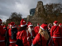 Ratusan Santa Meriahkan Jantung Kota London dalam Parade Santacon