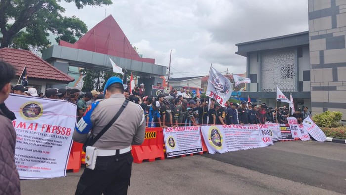 Ratusan Sopir Truk Geruduk Kantor Gubernur Minta Tolak SE Pengaturan Solar