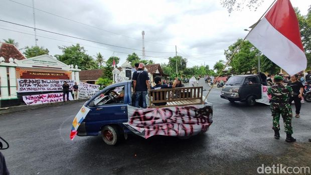 Ratusan warga saat melakukan aksi damai di depan Kantor Kalurahan Ngunut, Playen, Gunungkidul, Senin (8/12/2025). Ratusan warga saat melakukan aksi damai di depan Kantor Kalurahan Ngunut, Playen, Gunungkidul, Senin (8/12/2025).