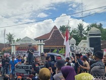 Massa Geruduk Kalurahan Ngunut Desak Dugaan Korupsi Dana Desa Diusut