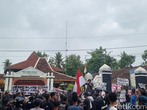 Pamong Desa Ngunut Bolos Sejak Senin Usai Kantornya Digeruduk Warga
