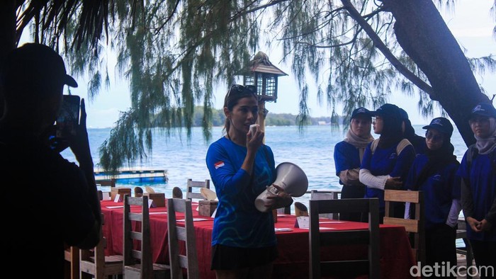 Kegiatan restorasi karang dan pelepasan ikan badut digelar European Investment Bank (EIB) di Pulau Macan, Kepulauan Seribu, pada Senin (8/12/2025). Program ini menjadi bagian dari Blue Conservation Initiative 2025 yang melibatkan kolaborasi dengan Uni Eropa dan pemerintah setempat untuk menjaga ekosistem laut.