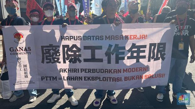 Ribuan pekerja migran dari berbagai negara, termasuk Indonesia, Filipina, Thailand, Vietnam, dan Malaysia menggelar long-march dari kantor Kementerian Ketenagakerjaan Taiwan hingga Gedung Parlemen pada Minggu (7/12/2025).  (CNBC Indonesia/Vanny El Rahman)