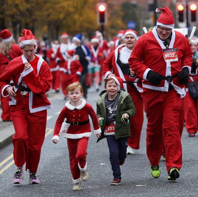 Ribuan Sinterklas Berlari di Santa Dash 5K Liverpool