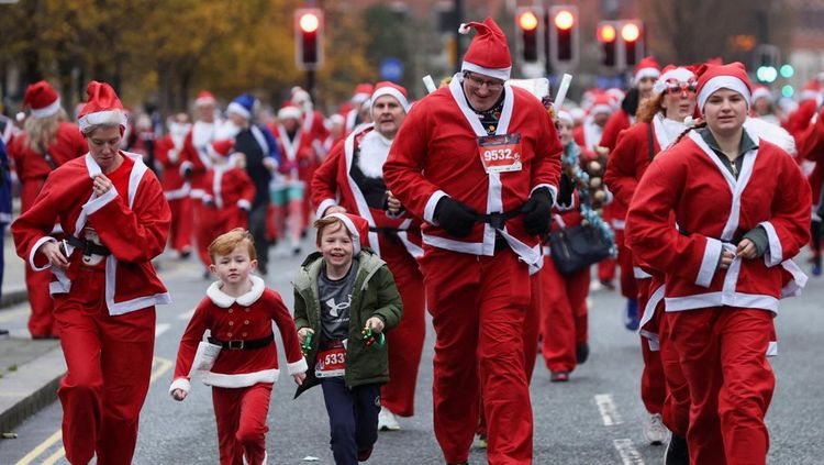 Ribuan Sinterklas Berlari di Santa Dash 5K Liverpool