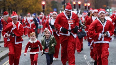 Ribuan Sinterklas Berlari di Santa Dash 5K Liverpool