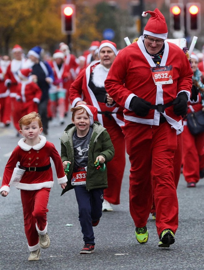 Ribuan Sinterklas Berlari di Santa Dash 5K Liverpool