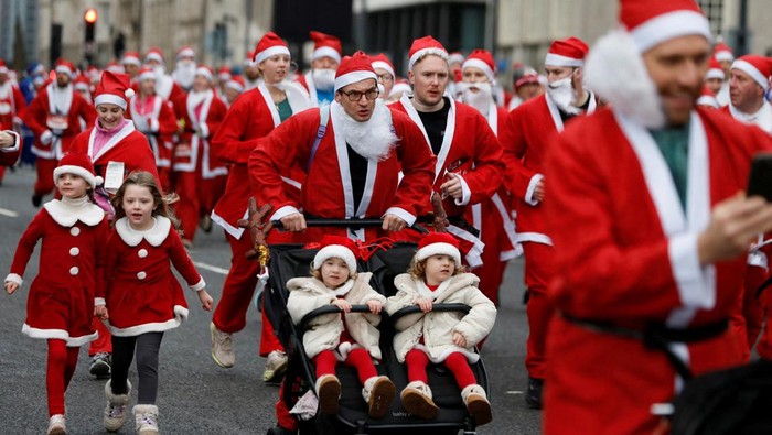Liverpool berubah menjadi lautan merah saat ribuan peserta berkostum Sinterklas memenuhi jalanan kota dalam ajang Santa Dash 5K yang digelar Minggu (7/12/2025). Udara dingin musim dingin tak mengurangi antusiasme para pelari yang datang dari berbagai usia, mulai dari anak-anak, orang dewasa, hingga peserta lanjut usia yang tetap semangat berlari sambil mengenakan janggut putih dan topi merah khas Santa. REUTERS/Temilade Adelaja