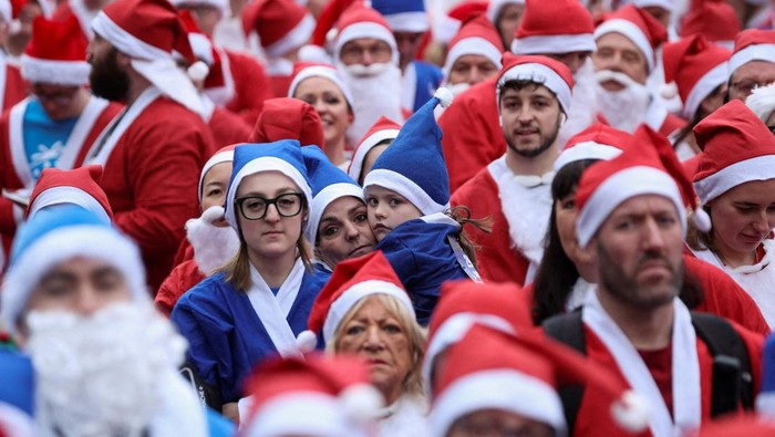 Liverpool berubah menjadi lautan merah saat ribuan peserta berkostum Sinterklas memenuhi jalanan kota dalam ajang Santa Dash 5K yang digelar Minggu (7/12/2025). Udara dingin musim dingin tak mengurangi antusiasme para pelari yang datang dari berbagai usia, mulai dari anak-anak, orang dewasa, hingga peserta lanjut usia yang tetap semangat berlari sambil mengenakan janggut putih dan topi merah khas Santa. REUTERS/Temilade Adelaja
