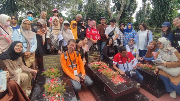 RM Tirto Adhi Soerjo Komunitas JAPAS berziarah ke makam RM Tirto Adhi Soerjo di pemakaman umum Blender, Bogor, Minggu (7/12/2025)
