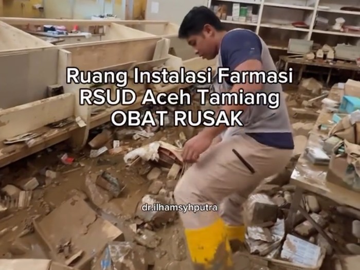 Dokter ini mengunggah kondisi RSUD Aceh Tamiang lumpuh total dihantam banjir. Instalasi farmasi porak-poranda oleh lumpur, membuat obat rusak. Postingan tersebut langsung viral di media sosial.