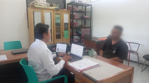 S alias Dedi, warga Bima, NTB, diperiksa penyidik Polsek Sandubaya seusai ditangkap karena menggasak saldo rekening bank temannya, Senin (8/12/2025). (Dok. Polresta Mataram)