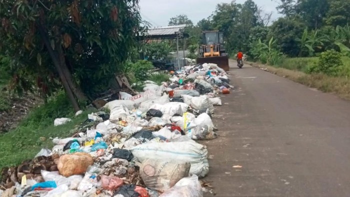 DLH Indramayu Bersihkan Sampah Liar, Ulah Pembuang Sembarangan Disorot