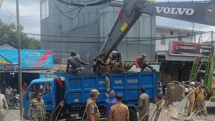 Atasi Macet, Satpol PP Bogor Tertibkan PKL di Sekitar IPB Dramaga