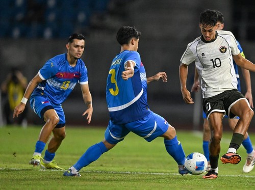 Pesepak bola Timnas Indonesia U-22 Muhammad Rayhan Hannan (kiri) berebut bola dengan pesepak bola Timnas Filipina Santiago Rublico pada pertandingan babak penyisihan Grup C Sepak Bola SEA Games 2025 di The 700th Anniversary of Chiang Mai Stadium, Chiang Mai, Thailand, Senin (8/12/2025). ANTARA FOTO/Nova Wahyudi/app/nym.