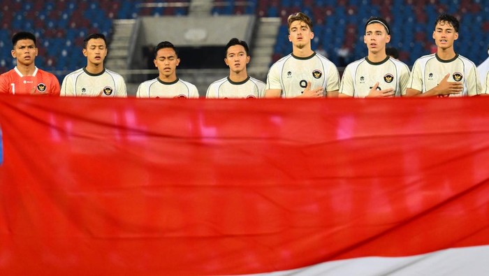 Pesepak bola Timnas Indonesia U-22 Muhammad Rayhan Hannan (kiri) berebut bola dengan pesepak bola Timnas Filipina Santiago Rublico pada pertandingan babak penyisihan Grup C Sepak Bola SEA Games 2025 di The 700th Anniversary of Chiang Mai Stadium, Chiang Mai, Thailand, Senin (8/12/2025). ANTARA FOTO/Nova Wahyudi/app/nym.