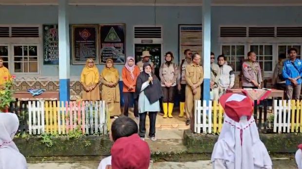 Sebanyak 125 siswa SDN 35 Gumarang, Palembayan, Agam kembali ke sekolah untuk pertama kalinya setelah banjir galodo, Senin (8/12/2025).