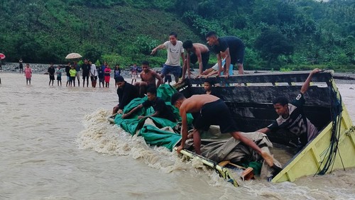 Sebuah truk yang mengangkut bantuan panel surya terjebak banjir selama berjam-jam di Kali Bonpo, Kecamatan Amfoang Barat Laut, Kabupaten Kupang, NTT, Senin (8/12/2025).
