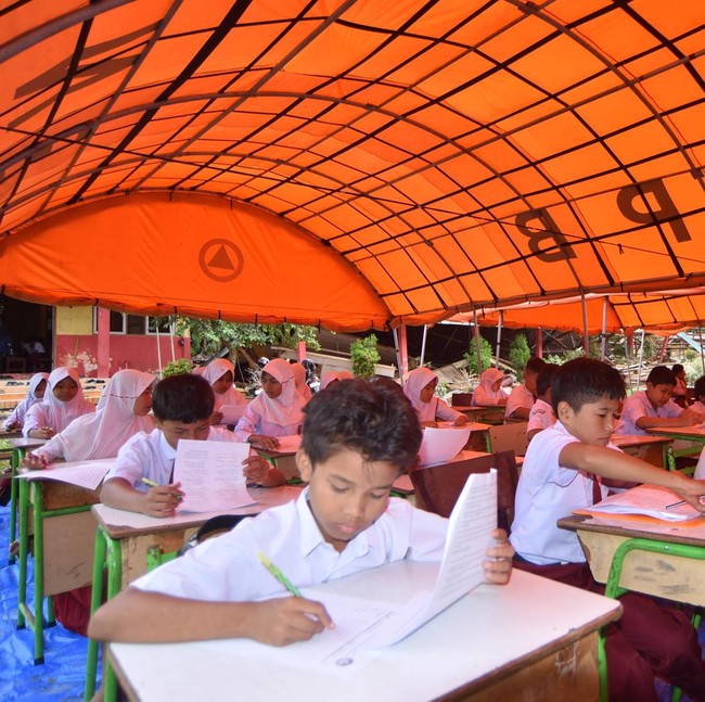 Sekolah Porak-Poranda, Anak-Anak Batang Anai Tetap Ujian di Tenda Darurat