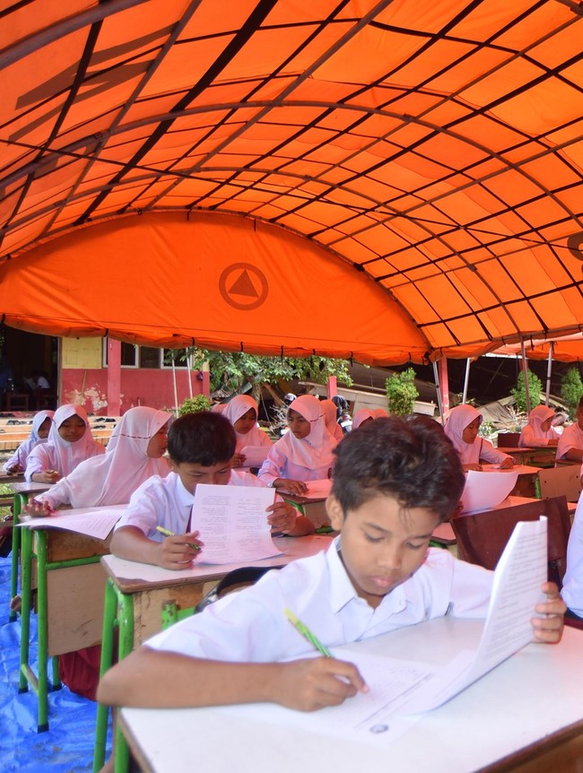 Sekolah Porak-Poranda, Anak-Anak Batang Anai Tetap Ujian di Tenda Darurat