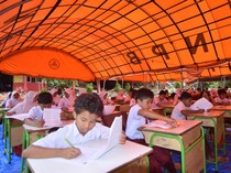 Sekolah Porak-Poranda, Anak-Anak Batang Anai Tetap Ujian di Tenda Darurat