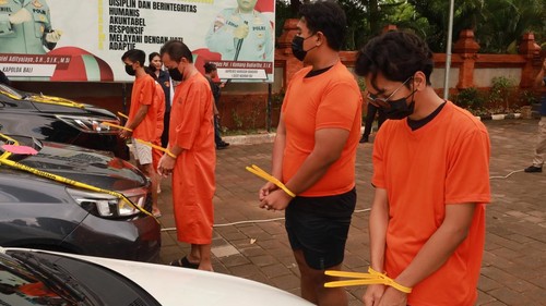 Sindikat penggelapan mobil rental di Bandara Internasional I Gusti Ngurah Rai ditangkap polisi. Mereka dihadirkan saat konferensi pers, Senin (8/12/2025). (Aryo Mahendro/detikBali)