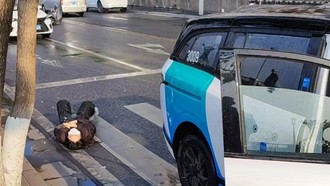 Ngeri! Taksi Otonom Tabrak Dua Pejalan Kaki, Ada yang Kejepit di Bawah Mobil