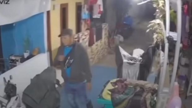 Tangkapan layar video viral maling motor di Depok (dok. Istimewa) Tangkapan layar video viral maling motor di Depok (dok. Istimewa)