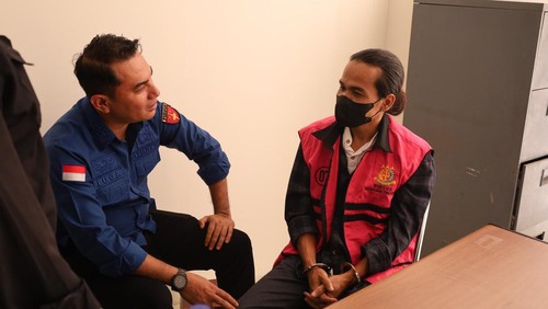 Tersangka gratifikasi uang siluman di DPRD NTB, Muhammad Nashib Ikroman alias Acip, mengenakan rompi tahanan dan tangan diborgol, sebelum dibawa ke Rutan Praya, Lombok Tengah. (Dok Kejati NTB)