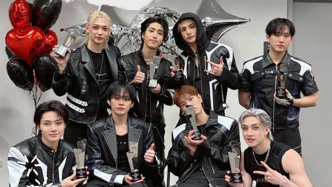 Video Para Peraih Daesang Asia Artist Awards 2025: IU-Stray Kids