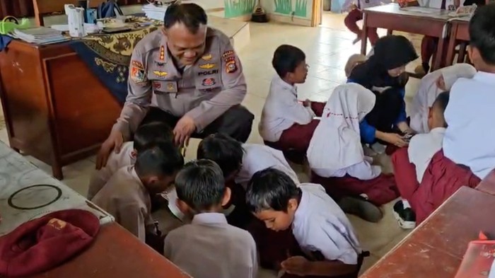 Polda Riau Dampingi Anak SD Agam di Hari Pertama Sekolah Usai Bencana