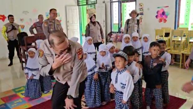 Tim Trauma Healing Polda Riau mengajak bermain anak-anak TK di Gumarang, Palembayan, Agam di hari pertama masuk sekolah pasca-bencana, Senin (8/12/2025).