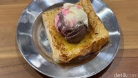 Untuk dessert, Shokupan Ice Cream Rp 17.000 siap manjakan lidah. Roti tawar Jepang dipanggang, disajikan dengan es krim strawberry, cokelat, dan vanila. Foto: detikcom/Riska Fitria