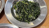 Menu pelengkap seperti Sesame Spinach Rp 10.000 hadir dengan tekstur lembut dan rasa umami harum. Cocok dipadukan dengan nasi butter hangat yang gurih. Foto: detikcom/Riska Fitria