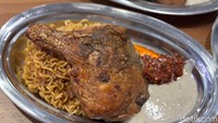 Paduan ayam panggang dengan mie goreng instan (Rp 10.000) jadi alternatif seru. Gurihnya ayam berpadu manis-gurih mie yang familiar. Foto: detikcom/Riska Fitria