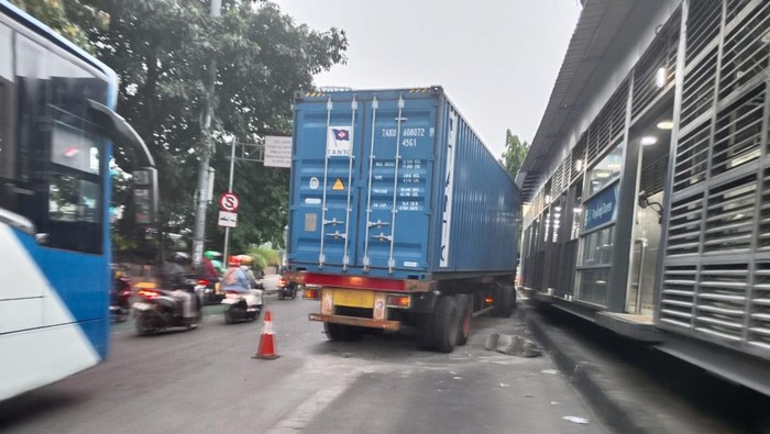 Truk Tabrak Separator Busway di Jl S Parman Jakbar, Lalin Macet