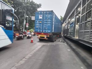 Truk Tabrak Separator Busway di Jl S Parman Jakbar, Lalin Macet